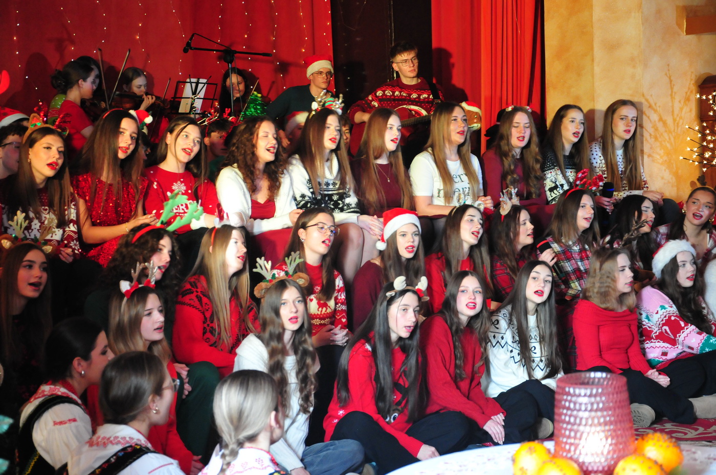 Zdjęcie Koncert Kolęd 2025 (6)5361d34a-78b0-4569-968e-b4cc72376e54.JPG w galerii Koncert Kolęd A. D. 2025 w II LO